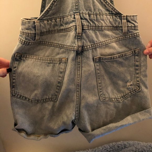 DIVIDED overall jean shorts - Picture 3 of 3